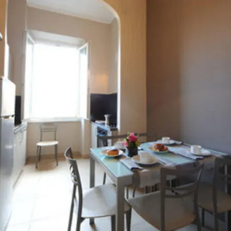 特里亚诺公寓酒店 4*